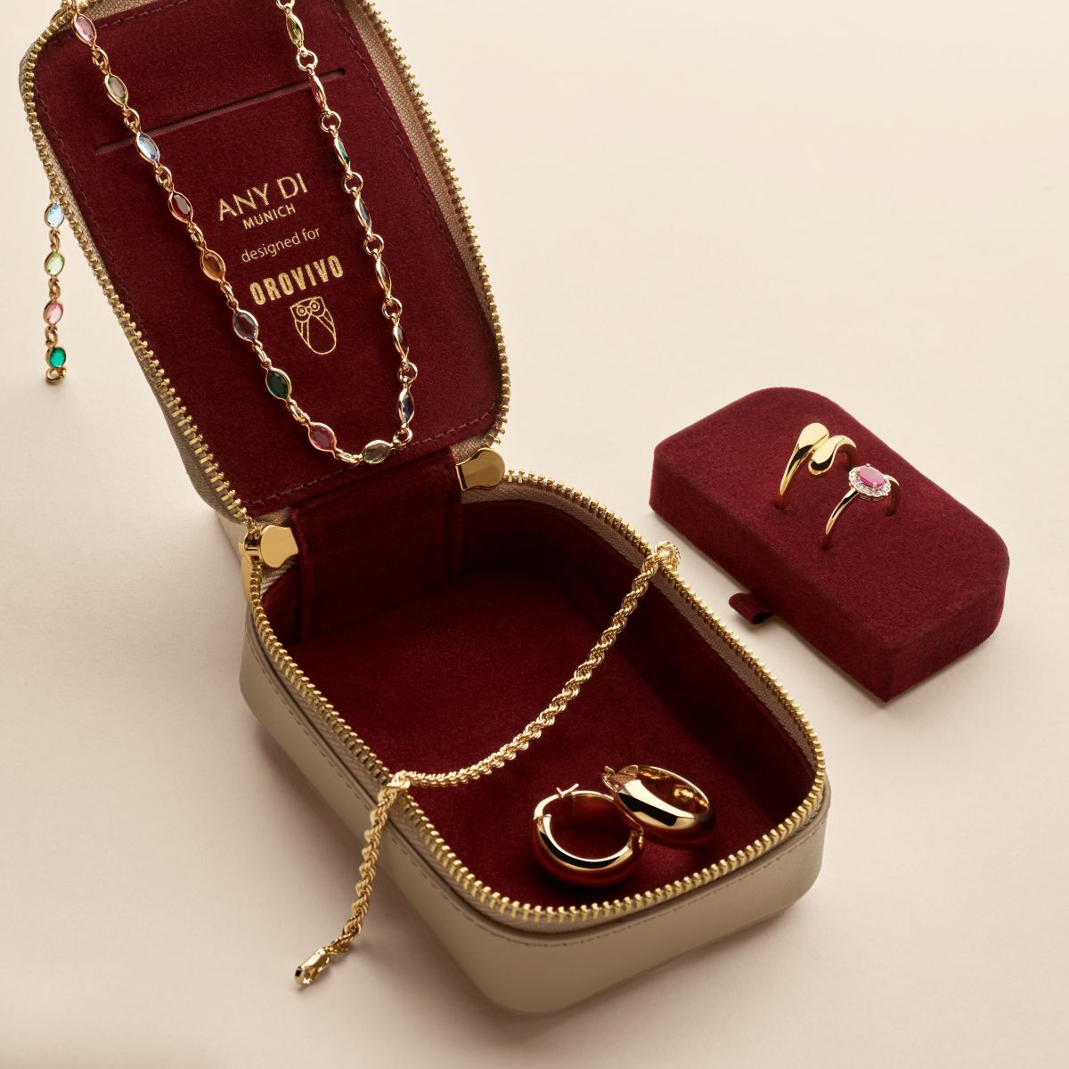 Edles Samt im Inneren des Jewelry Pockets mit einem magnetischen, herausnehmbaren Kissen f&uuml;r Ringe und Ohrstecker.
