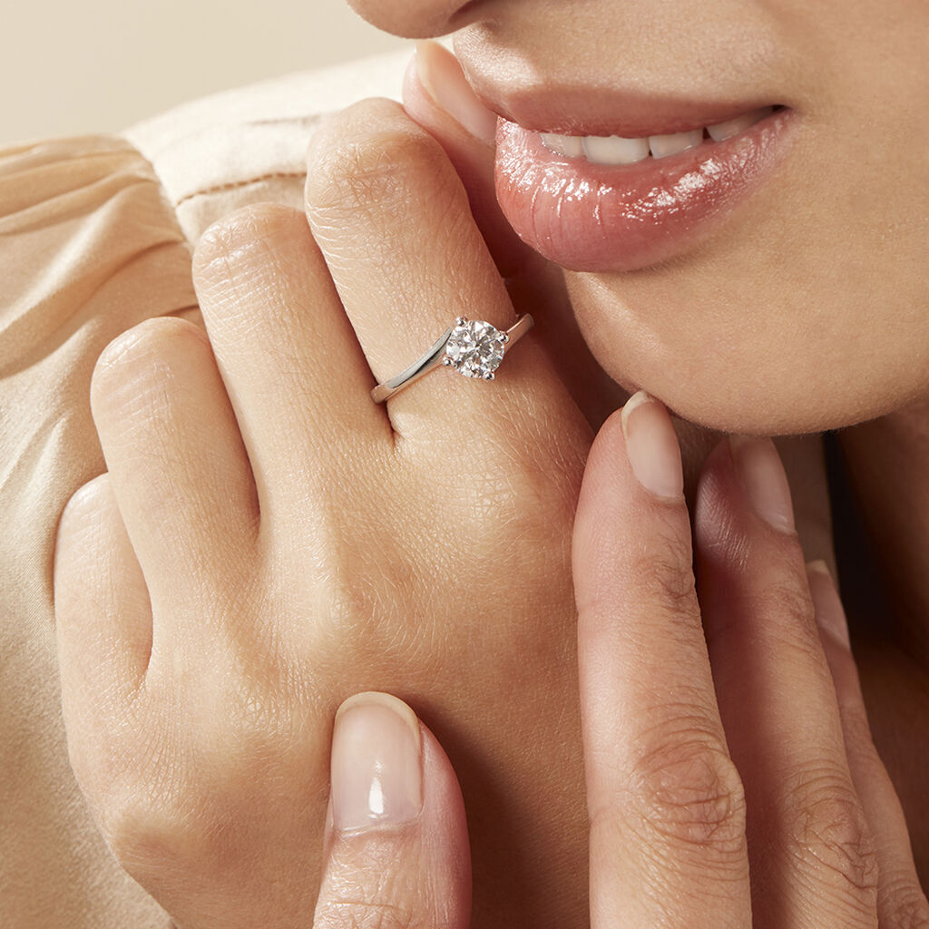 Damen Ring Weißgold 750 synthetischer Diamant 1,02ct Symphonie  - Verlobungsringe Damen | OROVIVO