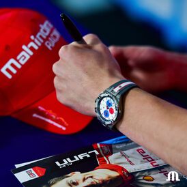 Maurice Lacroix Herrenuhr Aikon Special Edition Mahindra Racing Quarz AI1018-TT031-130-2 - Analoguhren Herren | OROVIVO