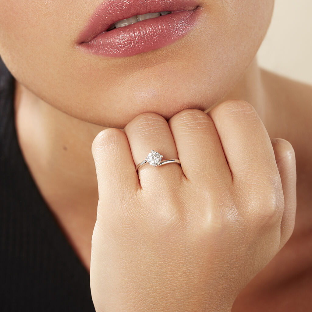 Damen Ring Weißgold 750 synthetischer Diamant 0,72ct Symphonie  - Verlobungsringe Damen | OROVIVO