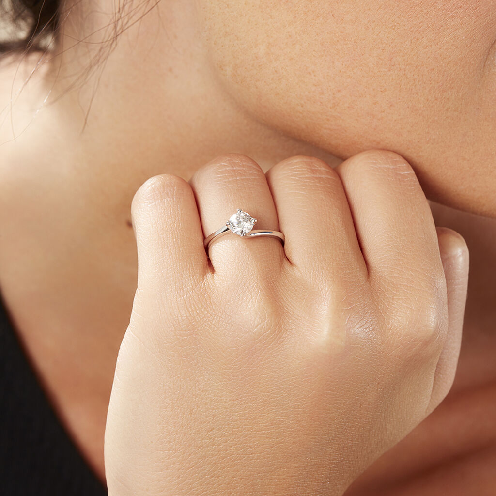 Damen Ring Weißgold 750 synthetischer Diamant 0,72ct Symphonie  - Verlobungsringe Damen | OROVIVO